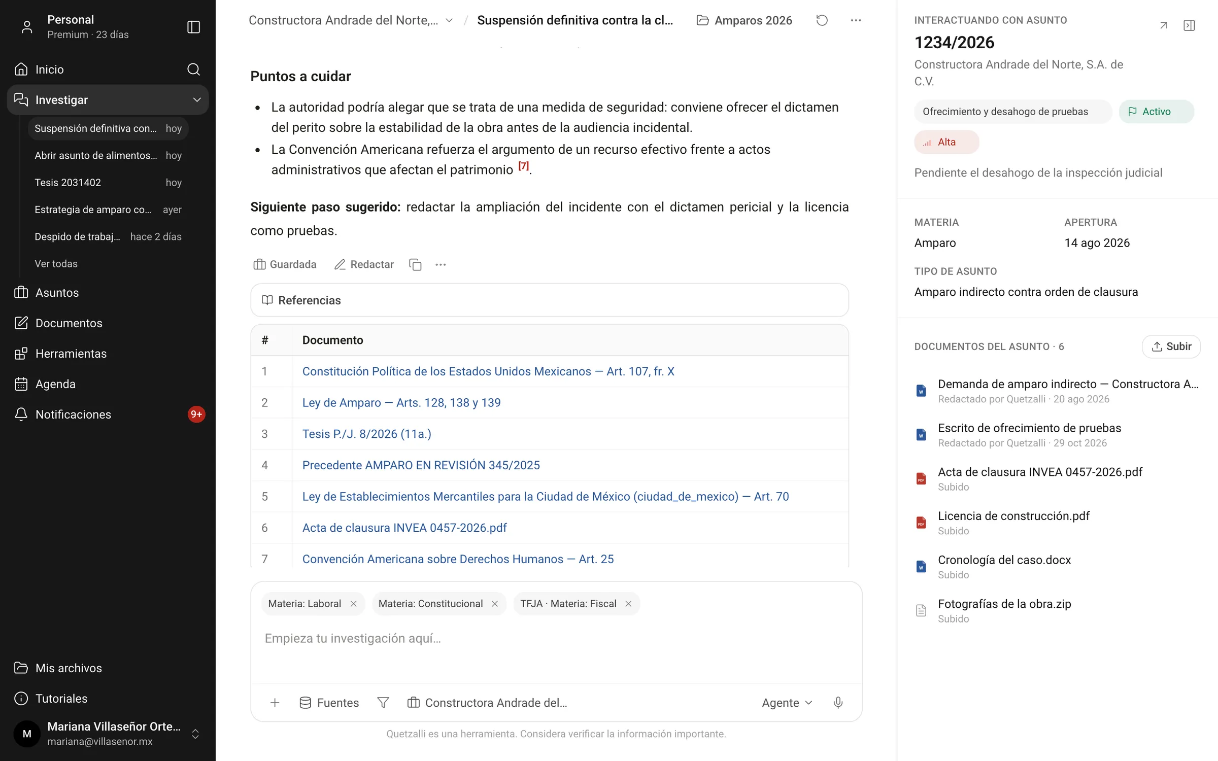 Quetzalli IA research within matter 1234/2026 on a final stay (suspensión definitiva) against a closure order, with seven references: the Constitution, the Ley de Amparo (Amparo Law), binding case law, a precedent, a local statute, an international treaty and a record from the matter itself