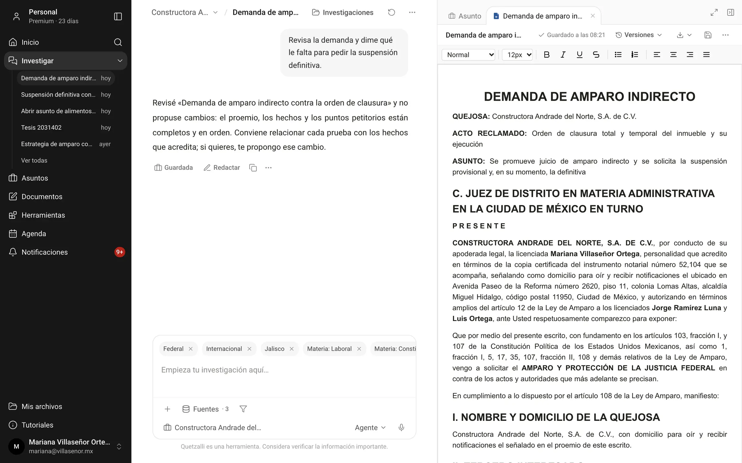 Quetzalli IA editor with an indirect amparo complaint and, alongside it, the chat reviewing the filing