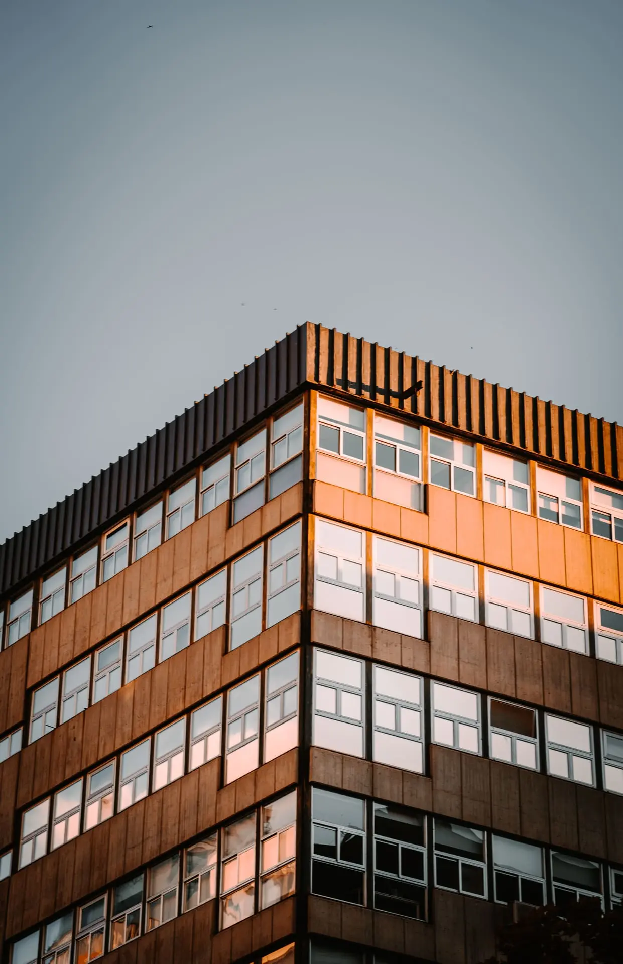 Edificio corporativo al atardecer
